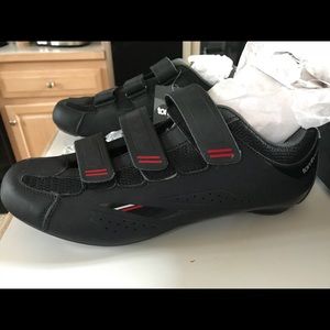 NWB : Unisex spin shoes with clips.